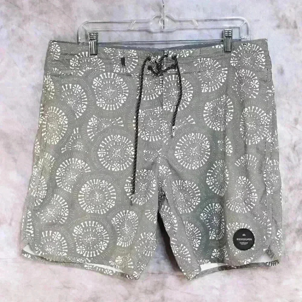 QuikSilver Boardshort Size 34 grey/white graphic pattern w/front pockets